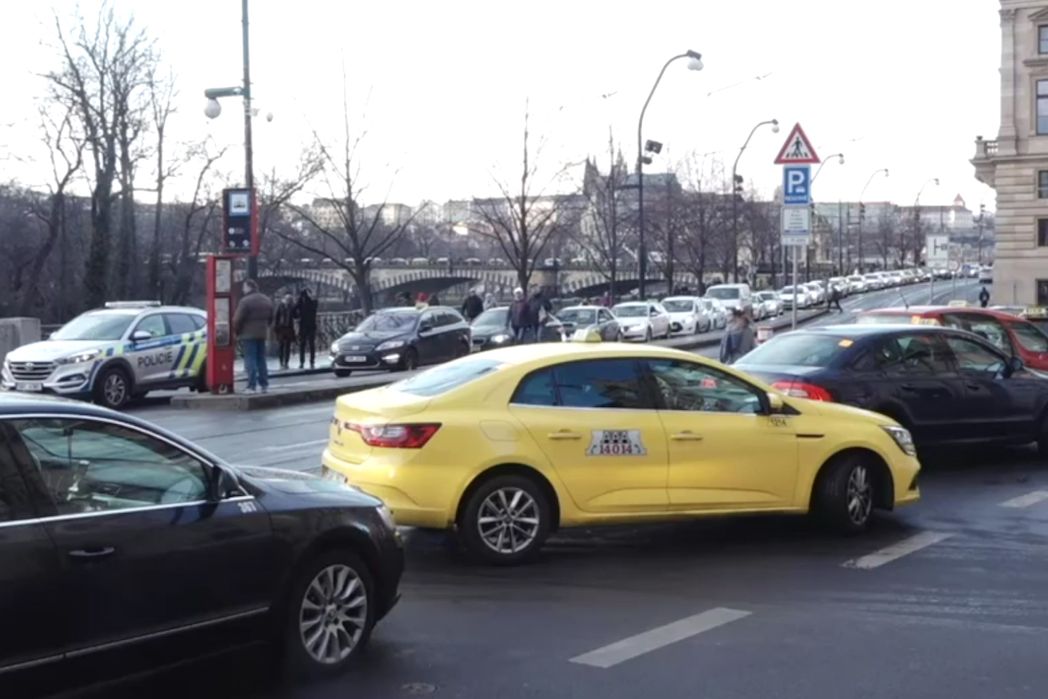 Taxikáři se snaží zablokovat dopravu v Praze u Národního divadla.
