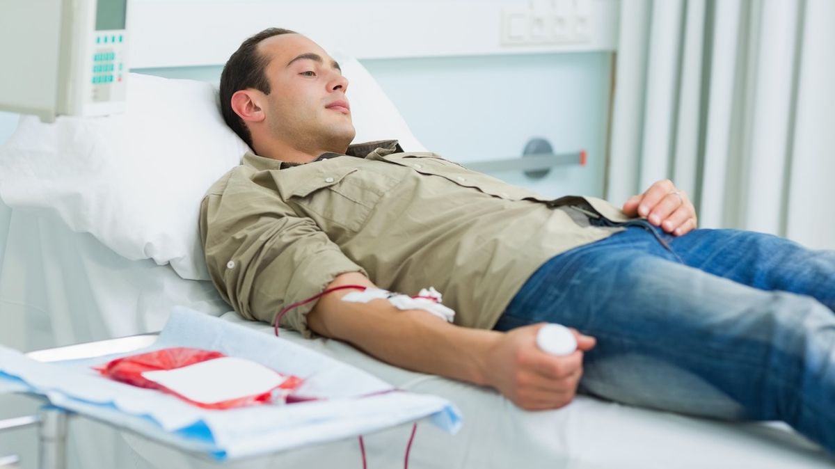 Z darování krve jsou nějakou dobu vyloučení nejen homosexuálové, kteří měli pohlavní styk, ale například i ti, co se dali tetovat. Ilustrační foto