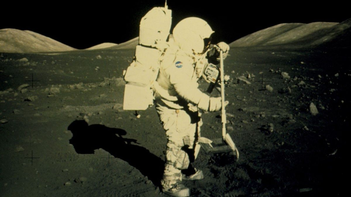 Astronaut mise Apollo 17 Harrison Schmitt na Měsíci v roce 1972