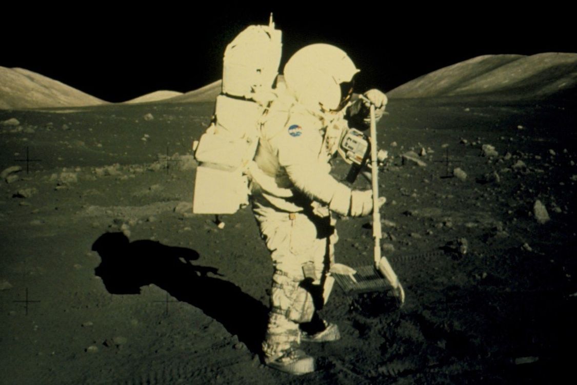Astronaut mise Apollo 17 Harrison Schmitt na Měsíci v roce 1972