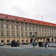Černínský palác na Loretánském náměstí, sídlo ministerstva zahraničí. Kdysi patřilo Černínům, kteří bohatstvím konkurovali králům i císařům.