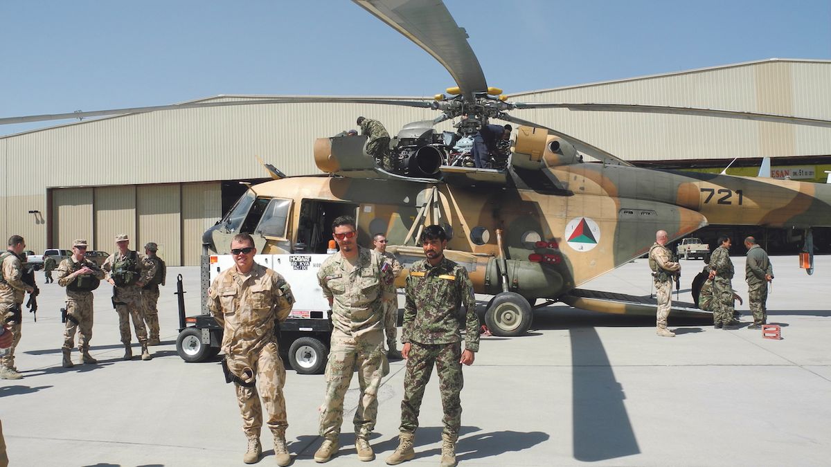 Čeští piloti cvičí Afghánistánu místní kolegy.