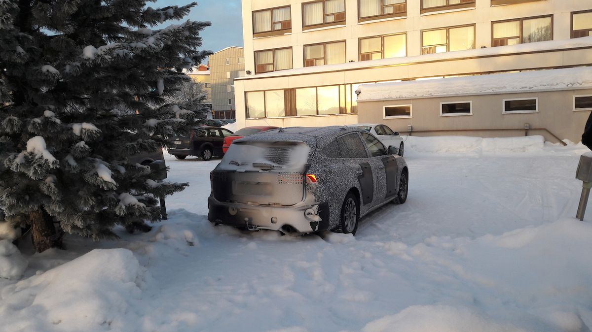 Zamaskovaný a ještě nepředstavený Ford Focus combi v jedné z bočních ulic Rovaniemi.