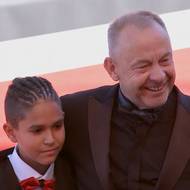 Režisér Václav Marhoul s Petrem Kotlárem, představitelem hlavní role v dramatu Nabarvené ptáče. Snímek je z představení filmu na festivalu v Benátkách.