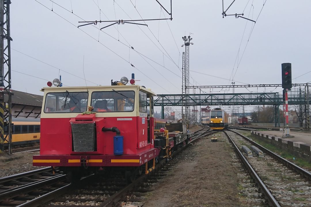 Vlak projel v Praze návěs.