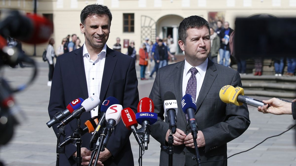 Předseda ČSSD Jan Hamáček (vpravo) a místopředseda Jiří Zimola po schůzce s prezidentem Milošem Zemanem