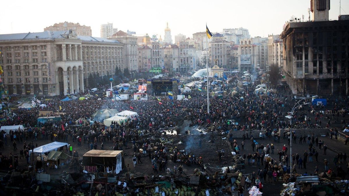 Zaplněné kyjevské Náměstí nezávislosti v při protestech v únoru 2014 