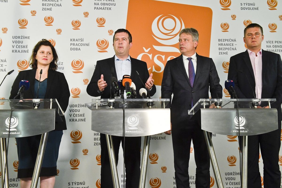 Zleva místopředsedkyně ČSSD Jana Maláčová, předseda ČSSD Jan Hamáček a místopředsedové Roman Onderka a Tomáš Petříček po jednání předsednictva strany.