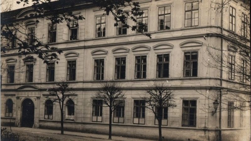 Fotografie školy z počátku 20. století. 