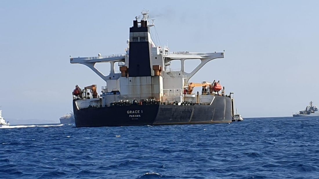Zadržený tanker Grace 1 s ropou, která se měla zřejmě dostat do Sýrie. 