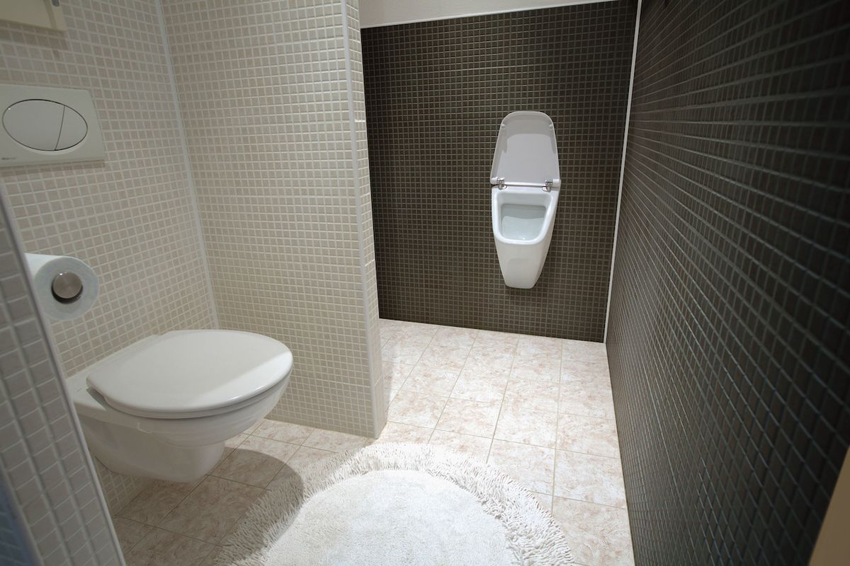 V prostorách a domácnostech, kde společně žije větší počet mužů, lze celkem podstatně snížit spotřebu vody instalací domácího urinálu, který splachuje pouze 1 litrem vody.