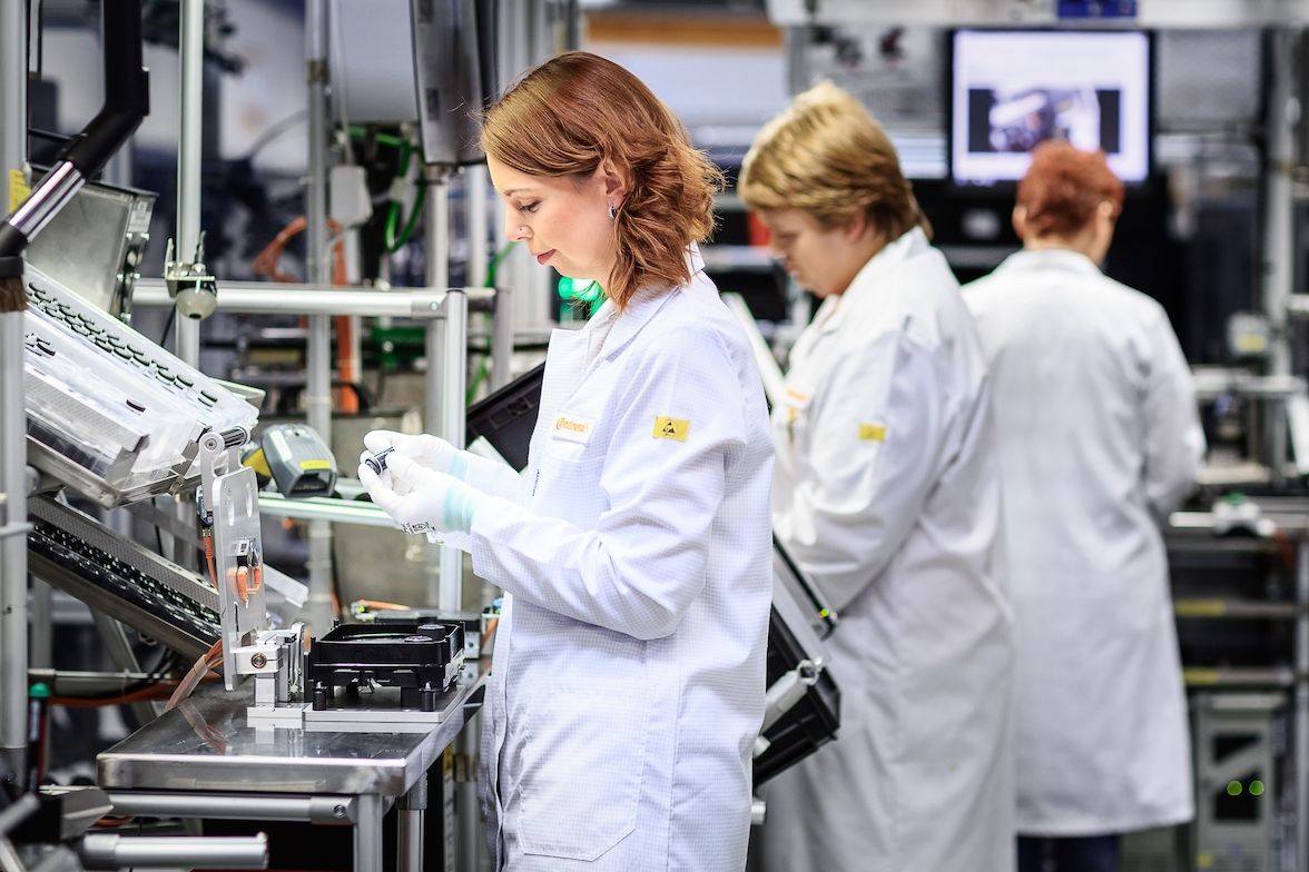 V továrně Continental Automotive v Brandýse nad Labem půlku zaměstnanců tvoří ženy. Vyrábí se zde autorádia, další elektronika a palubní desky do aut.