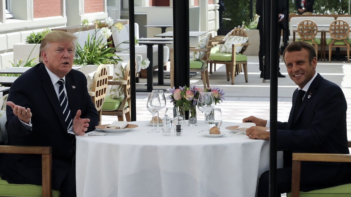 Donald Trump před zahájením summit poobědval s Emmanuelem Macronem
