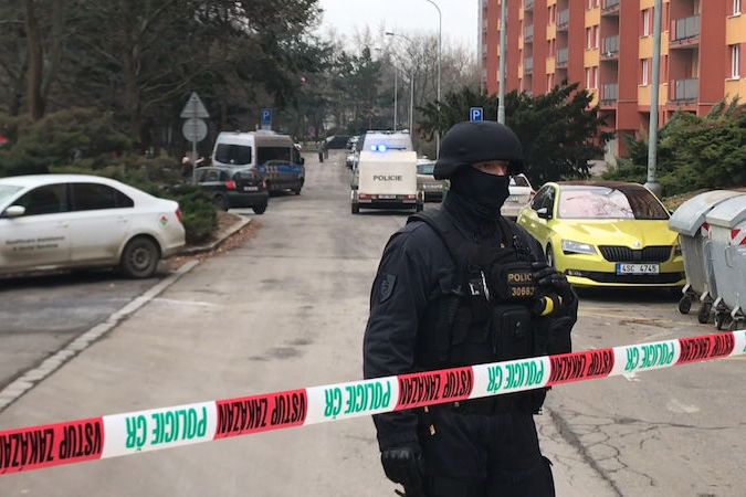BEZ KOMENTÁŘE: V Kobylisích se zabarikádoval muž v bytě