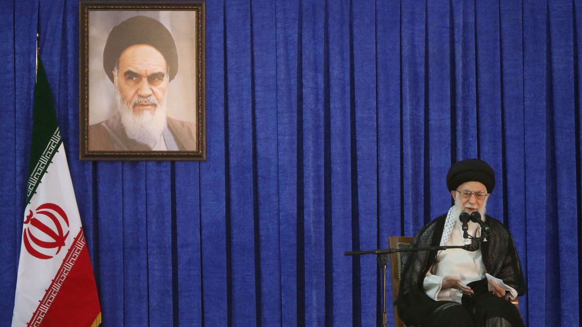 Ájatolláh Sajjid Alí Chameneí, duchovní vůdce a faktická hlava Íránu.