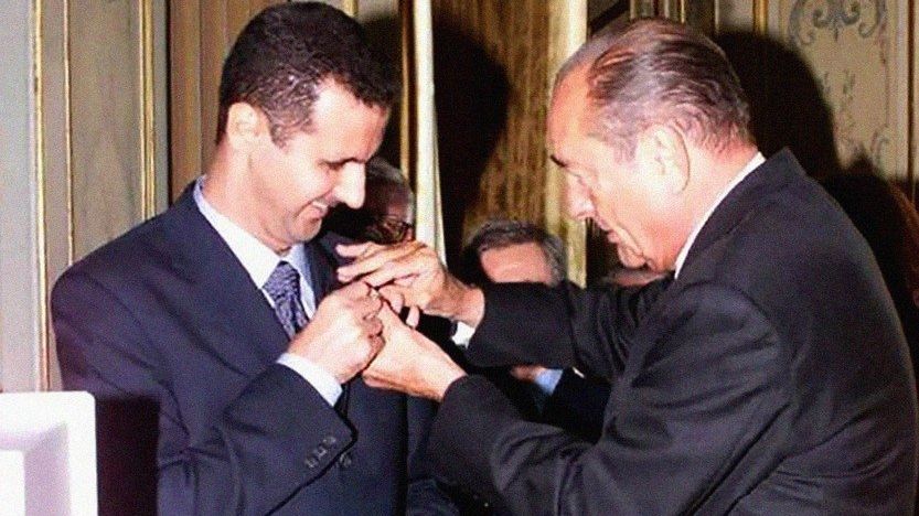 Francouzský prezident Jacques Chirac připíná Řád čestné legie syrskému prezidentovi Bašáru Asadovi.