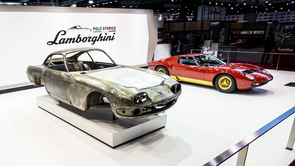 Na výstavě Rétromobile stojí Miura vedle rozebraného Lamborghini 400 GT, které právě prochází renovací.