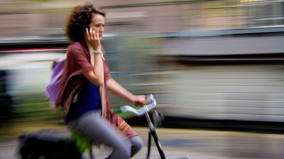 Cyklistka v Amsterdamu. Ilustrační foto