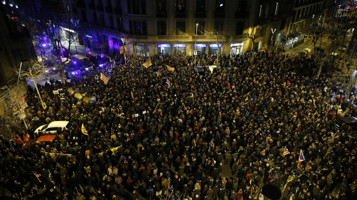 Tisíce lidí protestovaly po celém Katalánsku