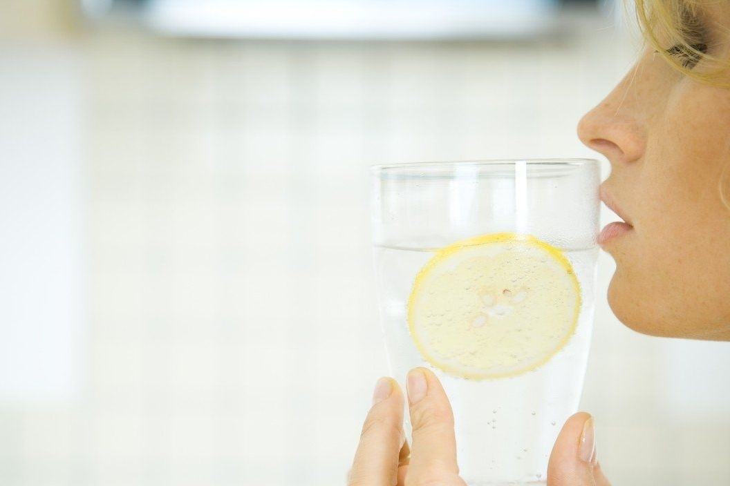 Voda s citrónem je vhodná i pro celkovou detoxikaci organismu