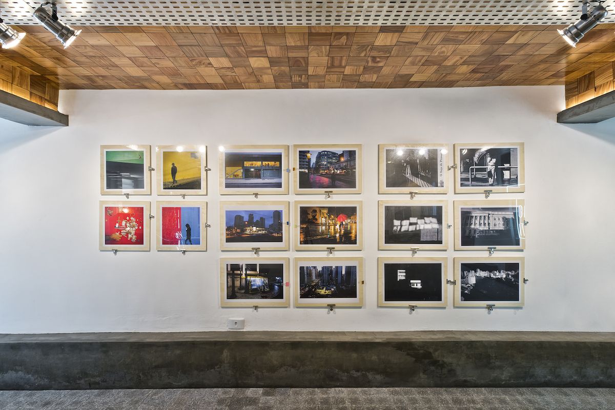 Volnou stěnu společenské části sídla vyhradili architekti pro výstavu fotografií.