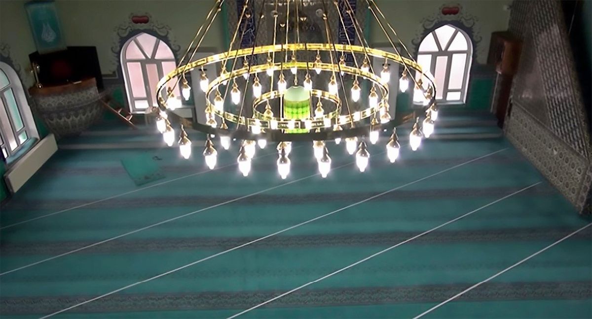 Nový imám dal na koberec umístit bílé pruhy, aby tak věřícím naznačil správný směr.