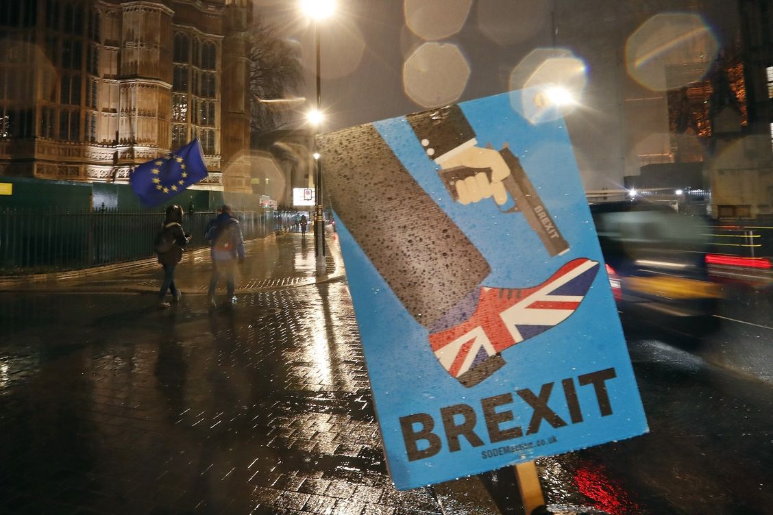 Transparent odpůrců brexitu před parlamentem v Londýně.
