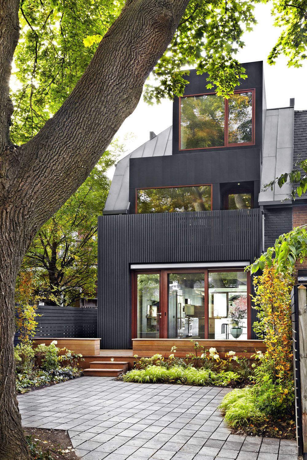 Válcovaný zinek v černé a šedé barvě zdobí fasádu domu.