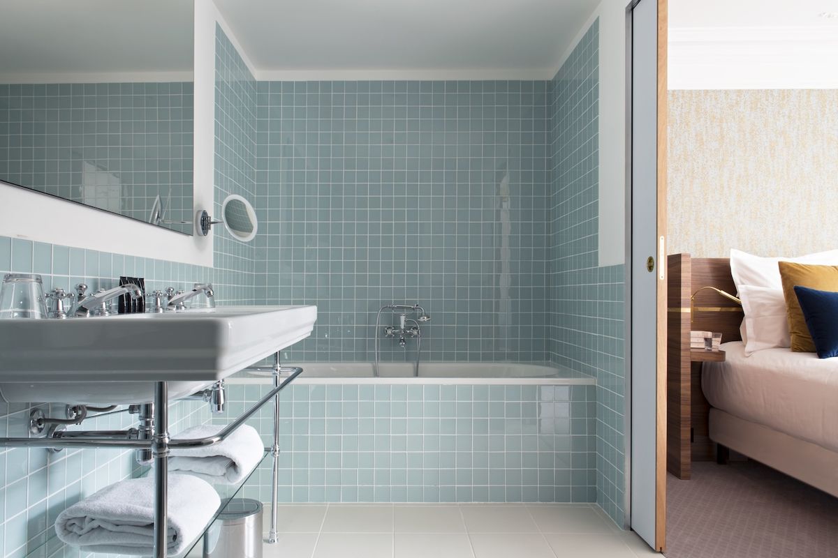 Interiér koupelny je pak obložen již tradičně keramickými dlaždičkami.