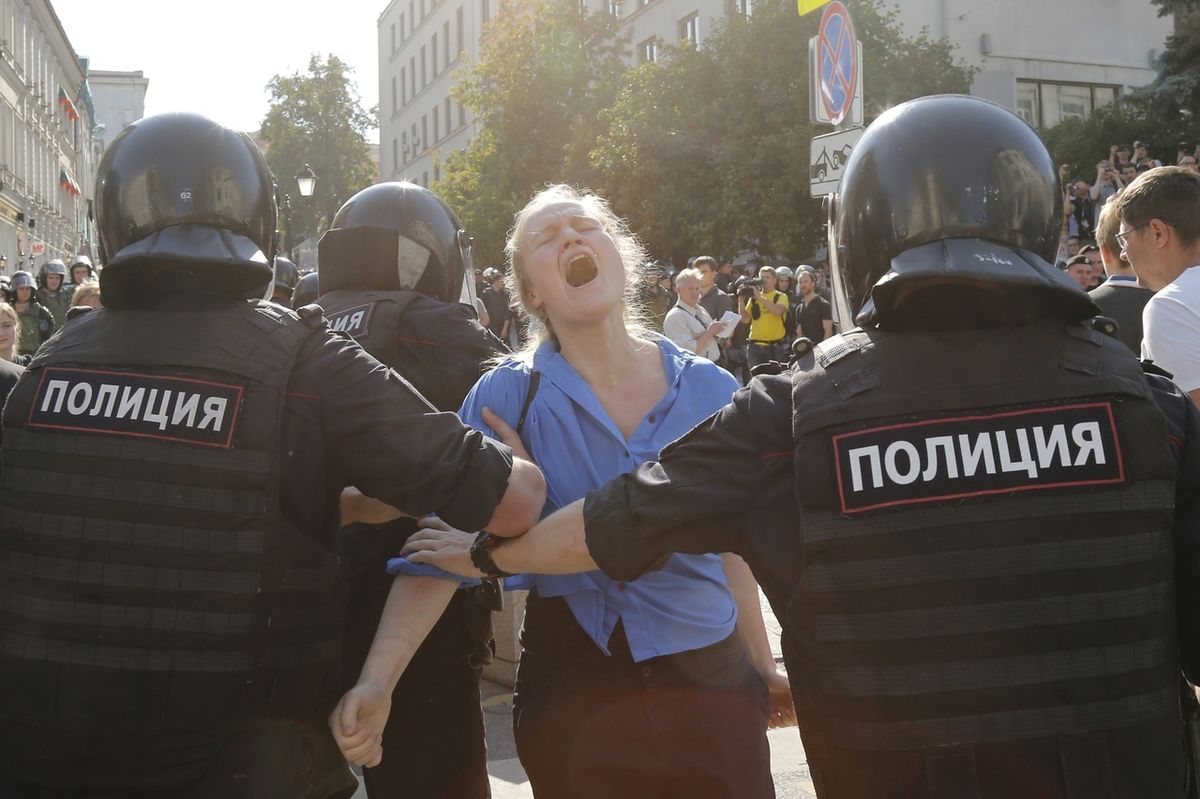 Policie zadržela několik stovek demonstrantů