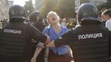 Soudy řeší masové zatýkání v Moskvě, Navalnyj skončil v nemocnici