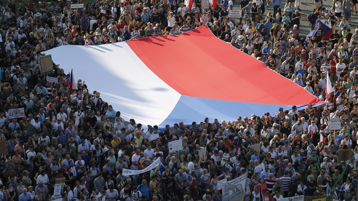 Červnová demonstrace spolku Milion chvilek pro demokracii na Václavském náměstí v Praze