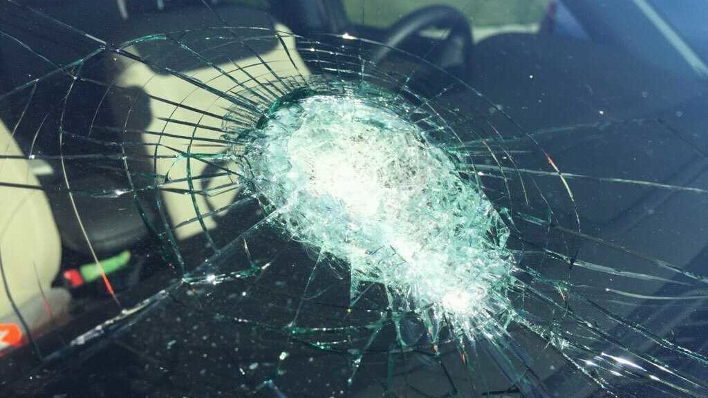 Muž rozbíjel čelní skla aut.
