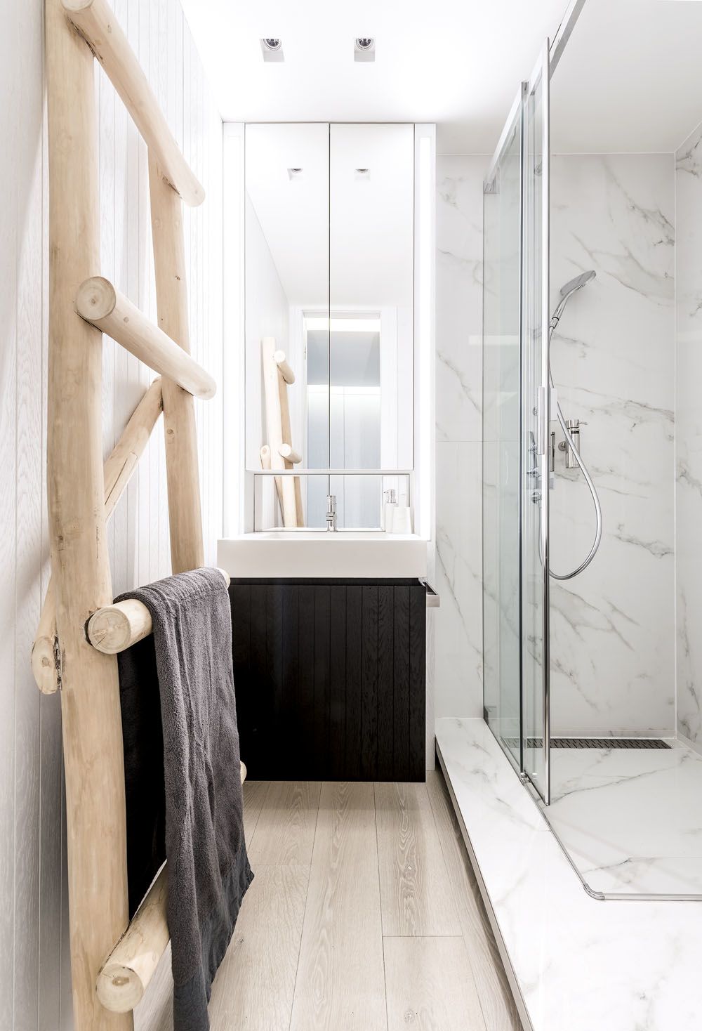 Koupelna ve spodním podlaží je vybavena prostorným sprchovým koutem obloženým keramickým mramorem.
