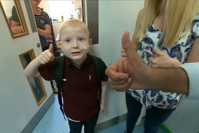 BEZ KOMENTÁŘE: Sedmiletý britský chlapec absolvoval transplantaci pěti orgánů