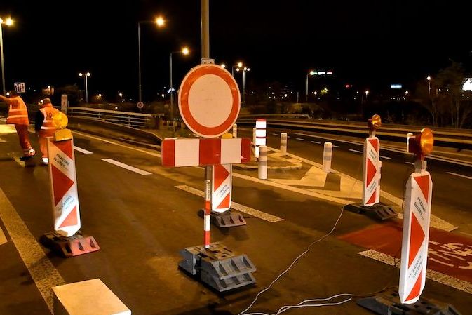 BEZ KOMENTÁŘE: Silničáři uzavřeli most u stanice metra Vltavská