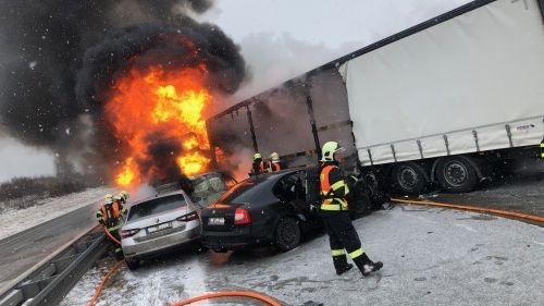 Jeden z kamiónů začal bezprostředně po nehodě hořet.