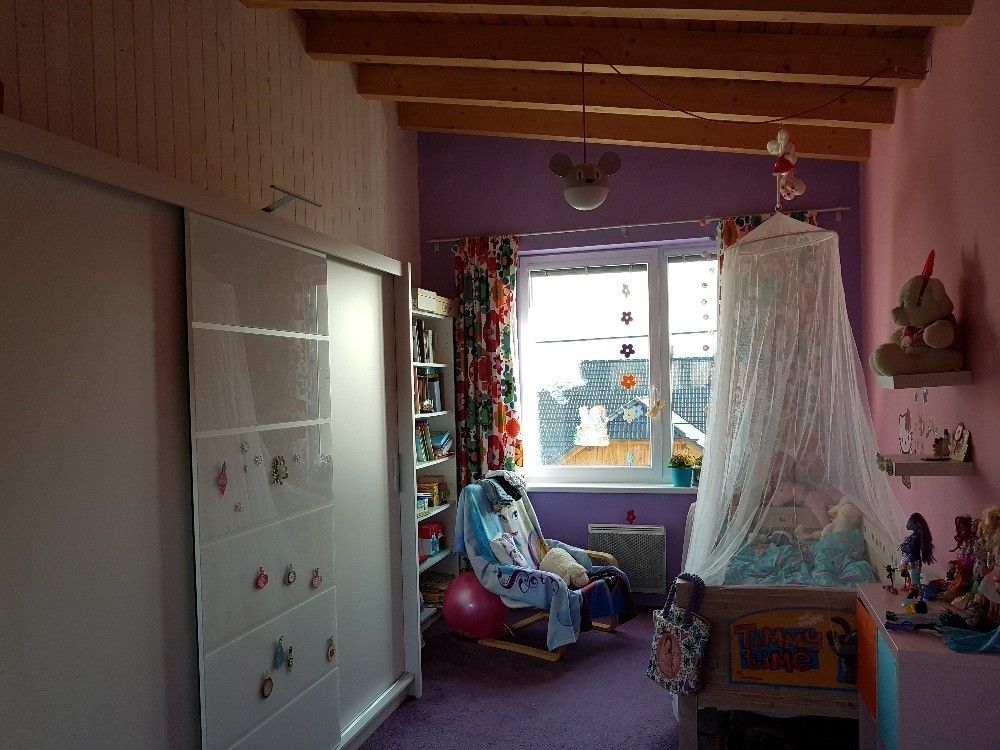 Pokojíček malé princezny je vymalován v růžové a fialové barvě.