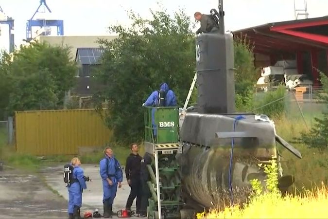 BEZ KOMENTÁŘE: Dánská policie ohledává Madsenovu ponorku (archivní video)