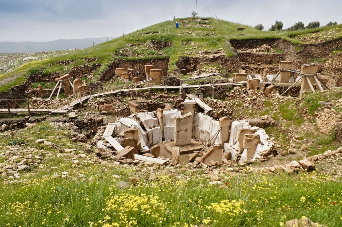 Göbekli Tepe neboli Břichatý kopec je velmi významné archeologické naleziště. Zdejší vápencové pilíře stářím předčí Stonehenge i Džoserovu pyramidu. 