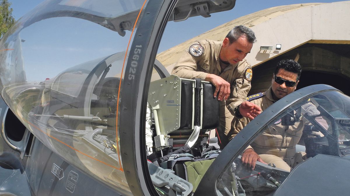 Jeden z českých pilotů v debatě s iráckým kolegou na základně Balád v Iráku.