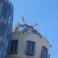 Kovová kopule (hlava medúzy) na terase Tančícího domu