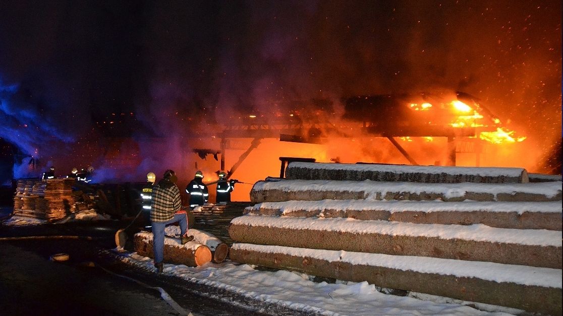 Požár výrobní haly pily v Roztokách u Semil
