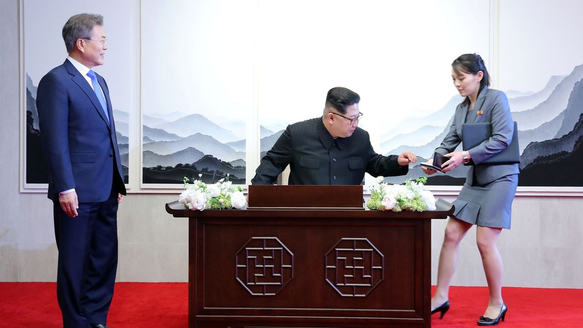Jihokorejský prezident Mun Če-in přihlíží zápisu Kim Čong-una do pamětní knihy. Vedle severokorejského vůdce je jeho sestra Kim Jo-čong.
