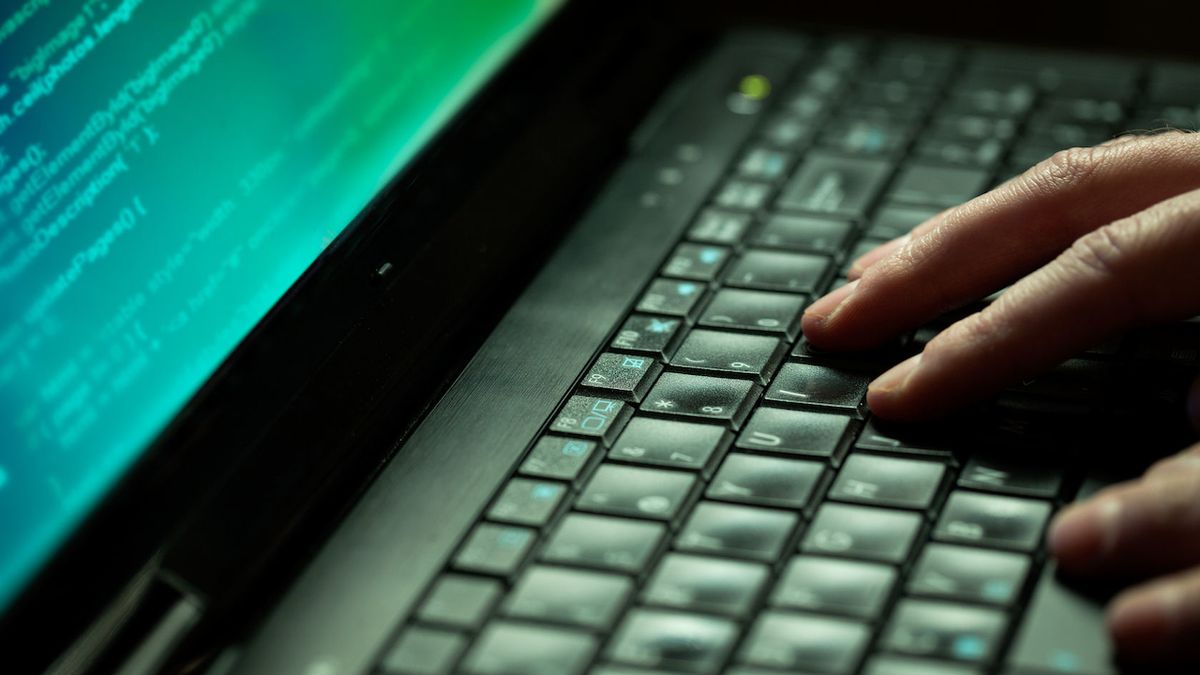 Žena umožnila podvodníkovi přístup do počítače. Přišla o 1,3 milionu