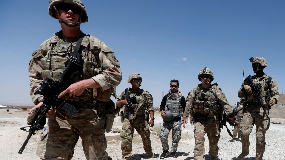 Američtí vojáci na hlídce s afghánskými 