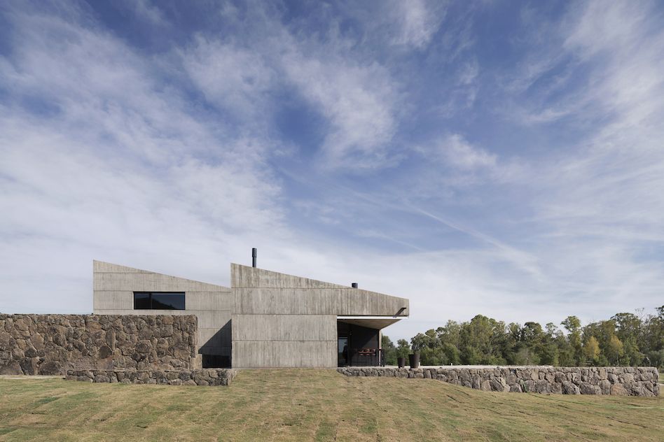 V kombinaci kamene a betonu navrhli architekti dům, který se na jedné straně vystavuje sluníčku, na druhé se točí zády k rušné silnici.