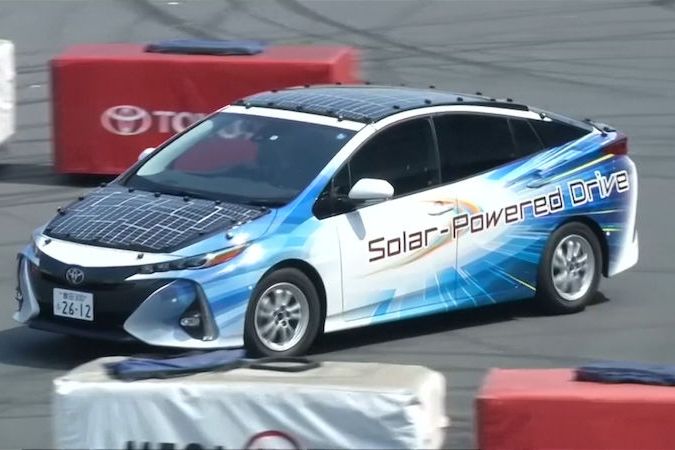 BEZ KOMENTÁŘE: Toyota experimentuje se solárním pohonem