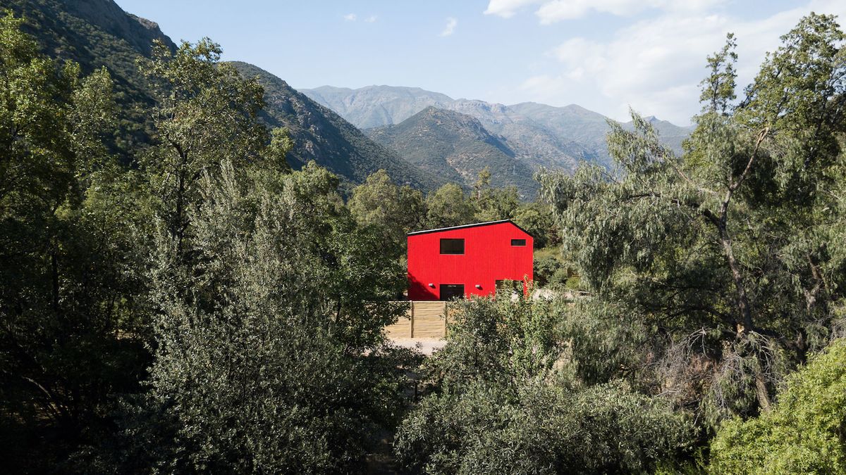 Zatímco někteří architekti se snaží stavbu na pozemku téměř ukrýt, dům nazvaný prostě Červená komunikuje se svým okolím naopak na základě kontrastu.