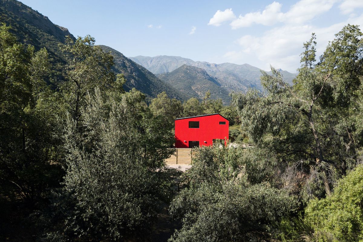 Zatímco někteří architekti se snaží stavbu na pozemku téměř ukrýt, dům nazvaný prostě Červená komunikuje se svým okolím naopak na základě kontrastu.